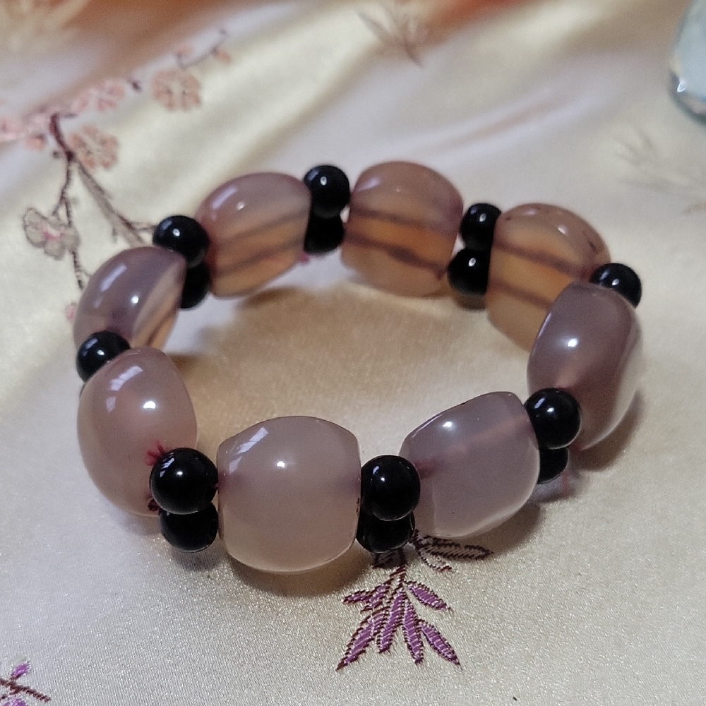 Elegant Black and Cream Beaded Bracelet